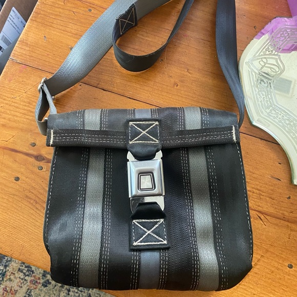 JACKIE seat belt bag M - REBAGO Seatbelt Messenger bag